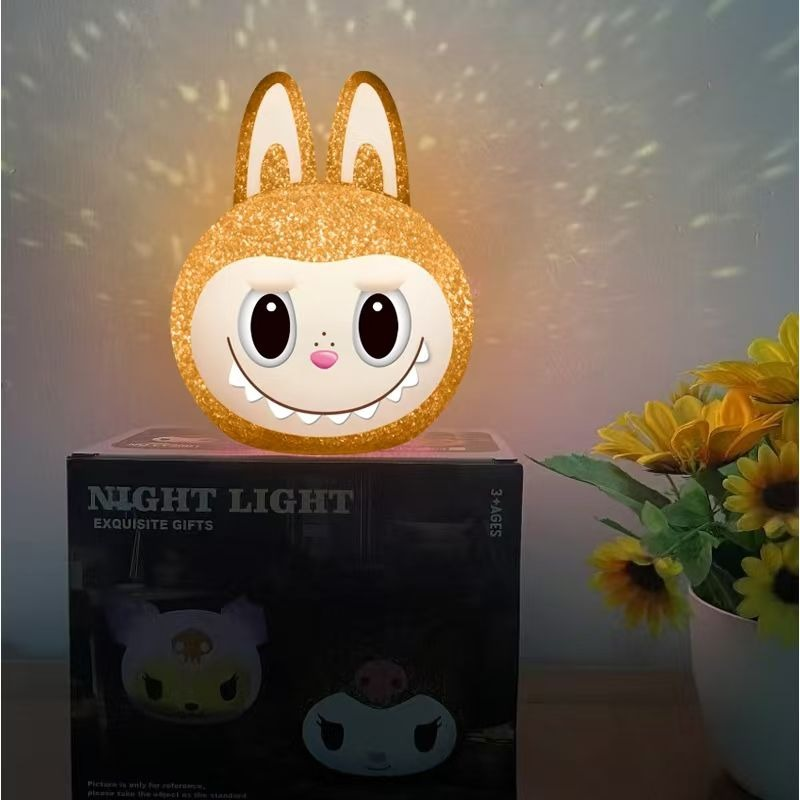 484922 3D Creative Projection Lamp - Labubu - الصورة 1