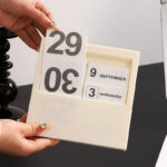 ⁦Modern Simple Acrylic Calendar- Off White⁩ - الصورة ⁦3⁩