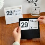 ⁦Modern Simple Acrylic Calendar- Off White⁩ - الصورة ⁦4⁩
