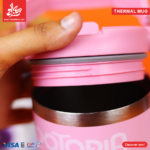 ⁦Thermal Mug 900ml with Lid and Handle - Stitch Pink⁩ - الصورة ⁦4⁩